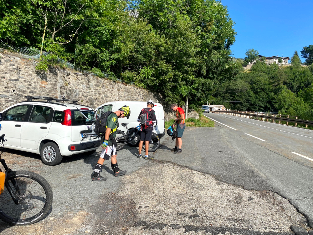 Puntuali come orologi svizzeri ci incontriamo a BAR CENISIO per affrontare  il TOUR DEL GIUSALT