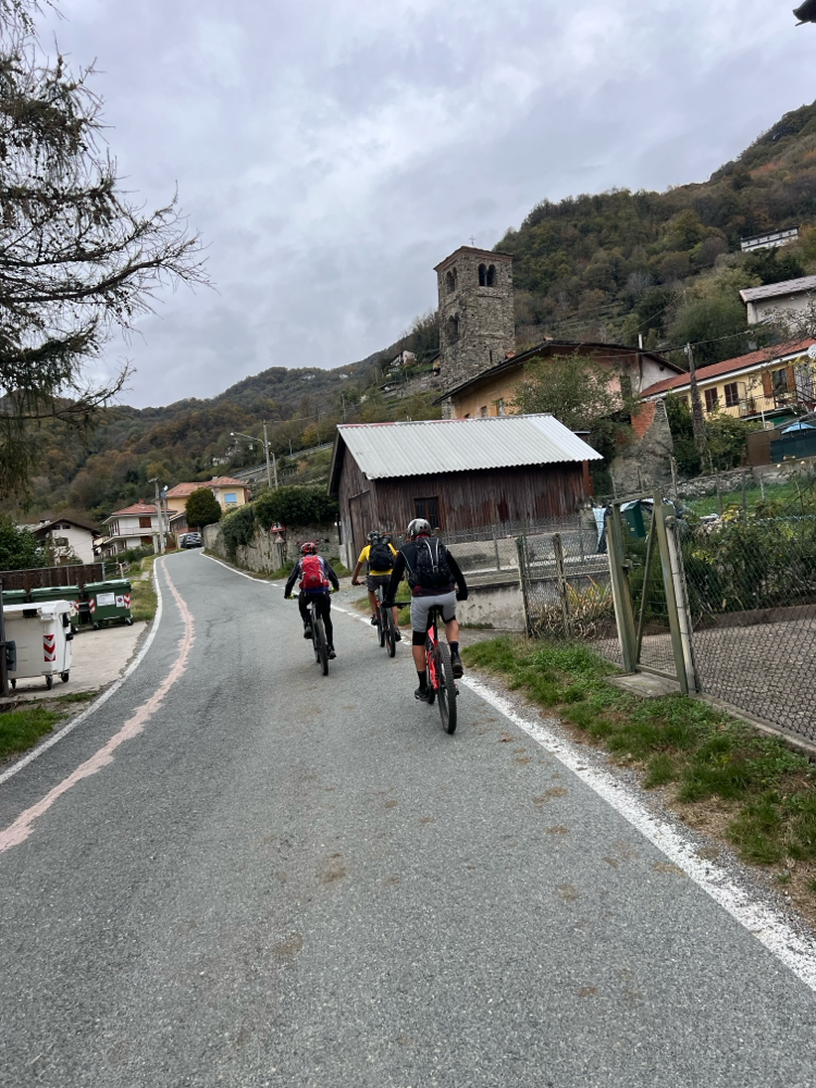 Per guadagnare una fantastica discesa, occorre pedalare 15 Km su noioso bitume 