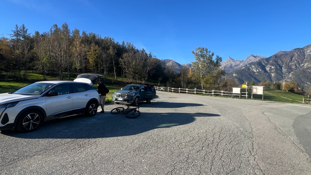 Dal Col D’Arlaz ha inizio la lunga gita odierna