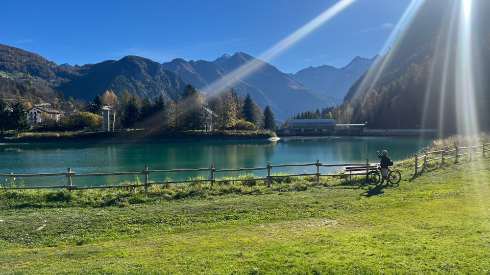 In zona Brusson costeggiano il laghetto