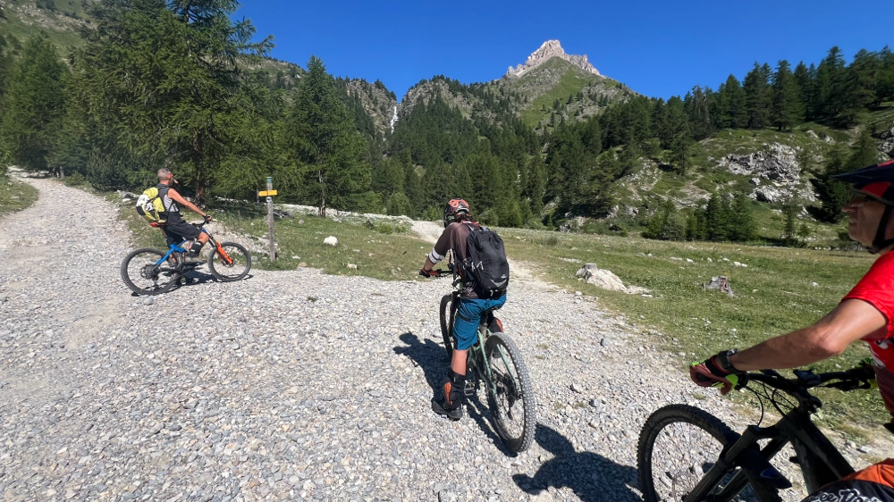 A questo bivio si decide la nostra sorte, a sinistra si fa la classica salita diretta, noi giustamente andiamo dritti con l’intenzione di fare un anello  ancora più impegnativo 