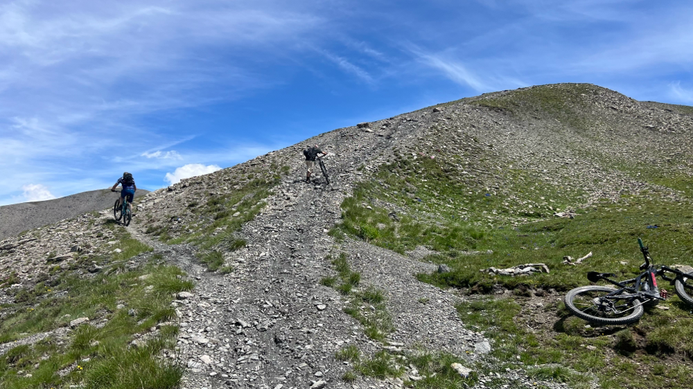 Dal col Basset, guardando verso destra si nota la cima del Vin Vert, per raggiungerla conviene passare dal sentiero più basso e non quello diretto ovviamente più ripido 