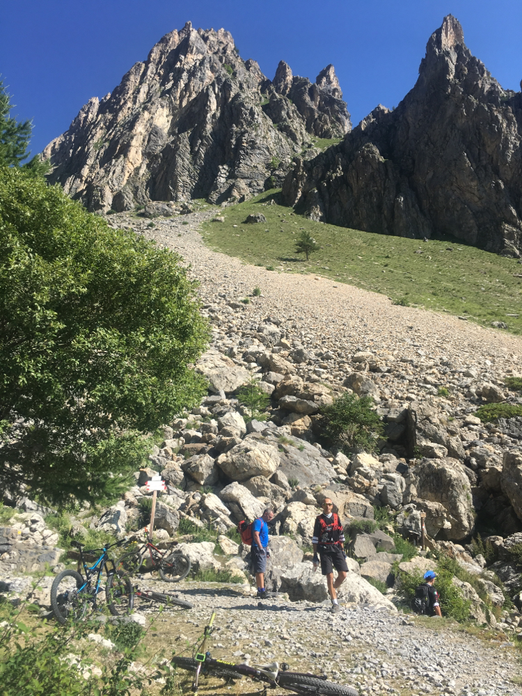 riempiamo le borracce alla sorgente del Maira