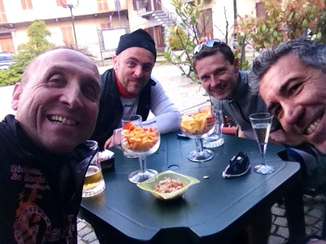 Complice la bella compagnia, entriamo nel bar e beviamo e divoriamo tutto ciò che è commestibile...