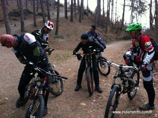 Oggi so pedala sul Monte San Giorgio affrontando un paio di discese cattive - Direttissima + sent. Croce dei Castelli -,  scelta azzeccatissima!! 