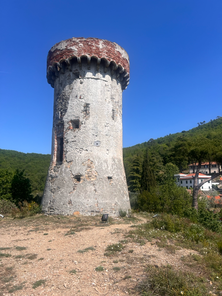 Torre di Vegliasco....torre di avvistamento e difesa costruita nel quattrocento, e si trova sopra Alassio nella Baia del Sole