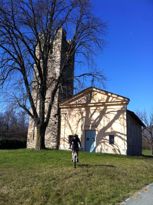 Sulla ciclabile per Pinerolo troviamo l'agreste chiesa di San Giacomo
