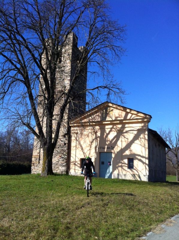 Sulla ciclabile per Pinerolo troviamo l'agreste chiesa di San Giacomo