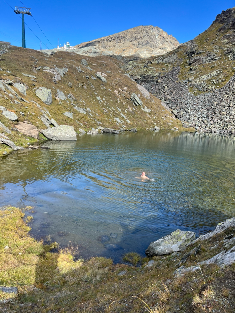 nonostante le rigide temperature Nicola non perde tempo, si tuffa nell'anonimo laghetto