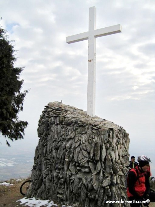  la  croce  segnala la vetta