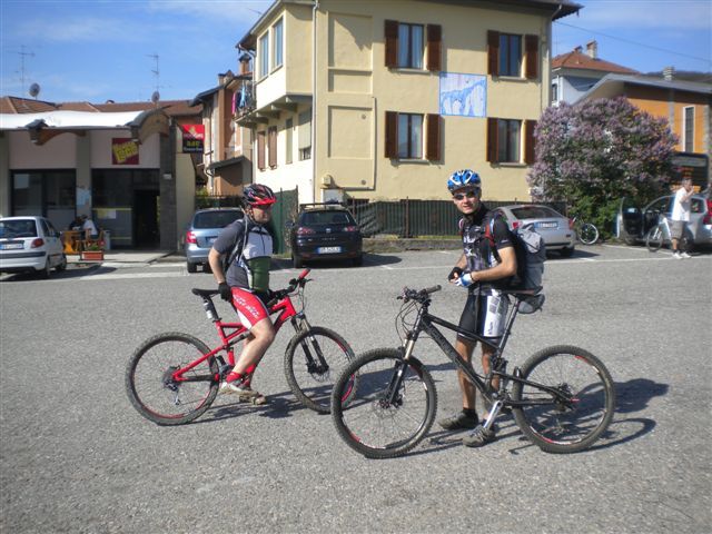 Giornata spettacolare, arriviamo nella piazzetta Motta - solito punto di partenza per chi vuole gustare la godereccia super enduro...oggi diamo il benvenuto a Roby e un ben tornato a Max... 