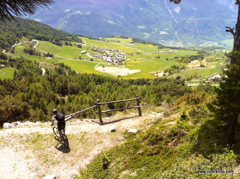 Inforchiamo la breve e facile discesa, destinazione Col du St. Pantaleon