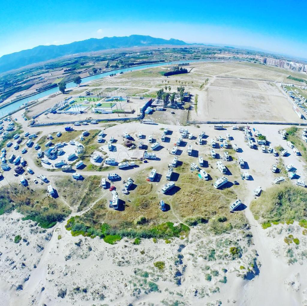 Links Kanal, vorne Strand, hinten Medusa