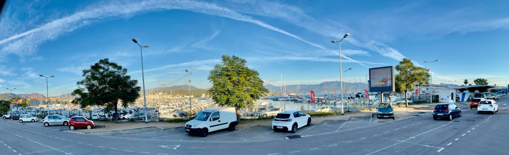 Blick über den Hafen vom Parkplatz aus