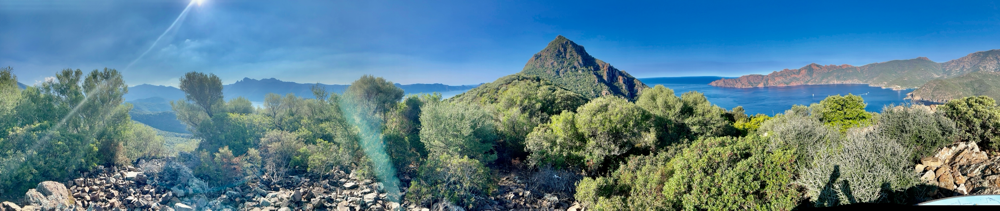 Blick vom Gipfel auf die Halbinsel Scandola