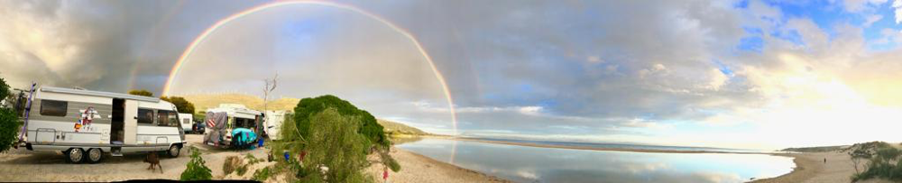 Sonnenuntergang und Dauerregenbogen