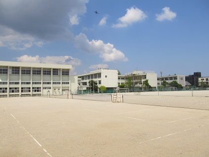 テニスコートから校舎