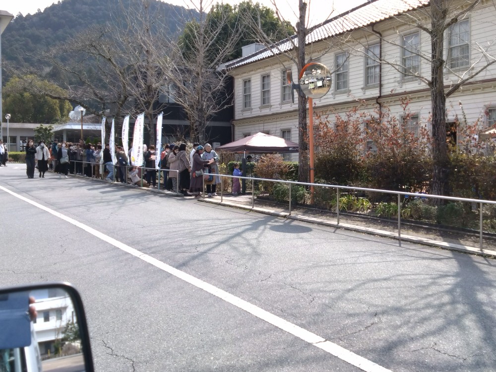 同時開催の「セカタビ」や、雛めぐりでの崇広小作品や写真をどうぞ！の開場待つお人の列
