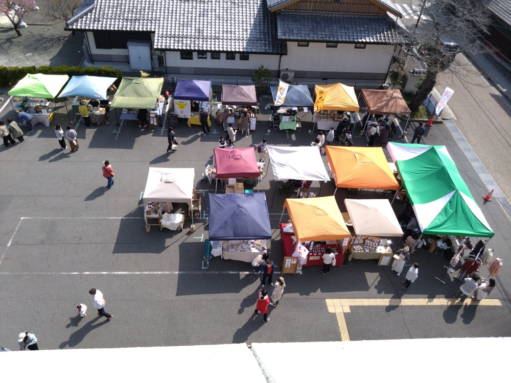 同時開催の「セカタビ」の　柏原自治会館のテント群の一部　全部で50店？