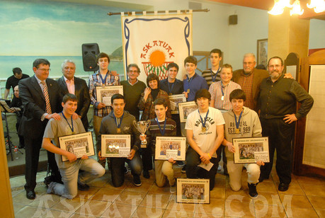 Los campeones de Gipuzkoa posan para la posteridad con los miembros de la Junta Directiva de Askatuak. (Foto Iñigo SETIEN)