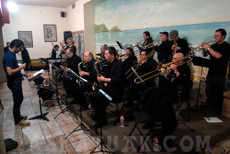 La Big Band de la Escuela de Música interpretó con maestría el himno del Club. (Fotos Iñigo SETIEN)