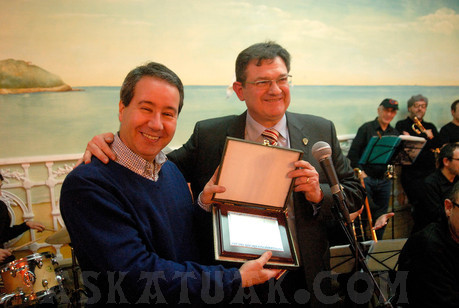 Javier González Sarmiento, autor del himno de Askatuak, recibe el homenaje de todos de manos del Presidente del Club. (Fotos Iñigo SETIEN)