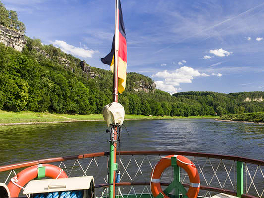 Ausflugsfahrt mit einem Dampfschiff auf der Elbe: Sächsische Schweiz