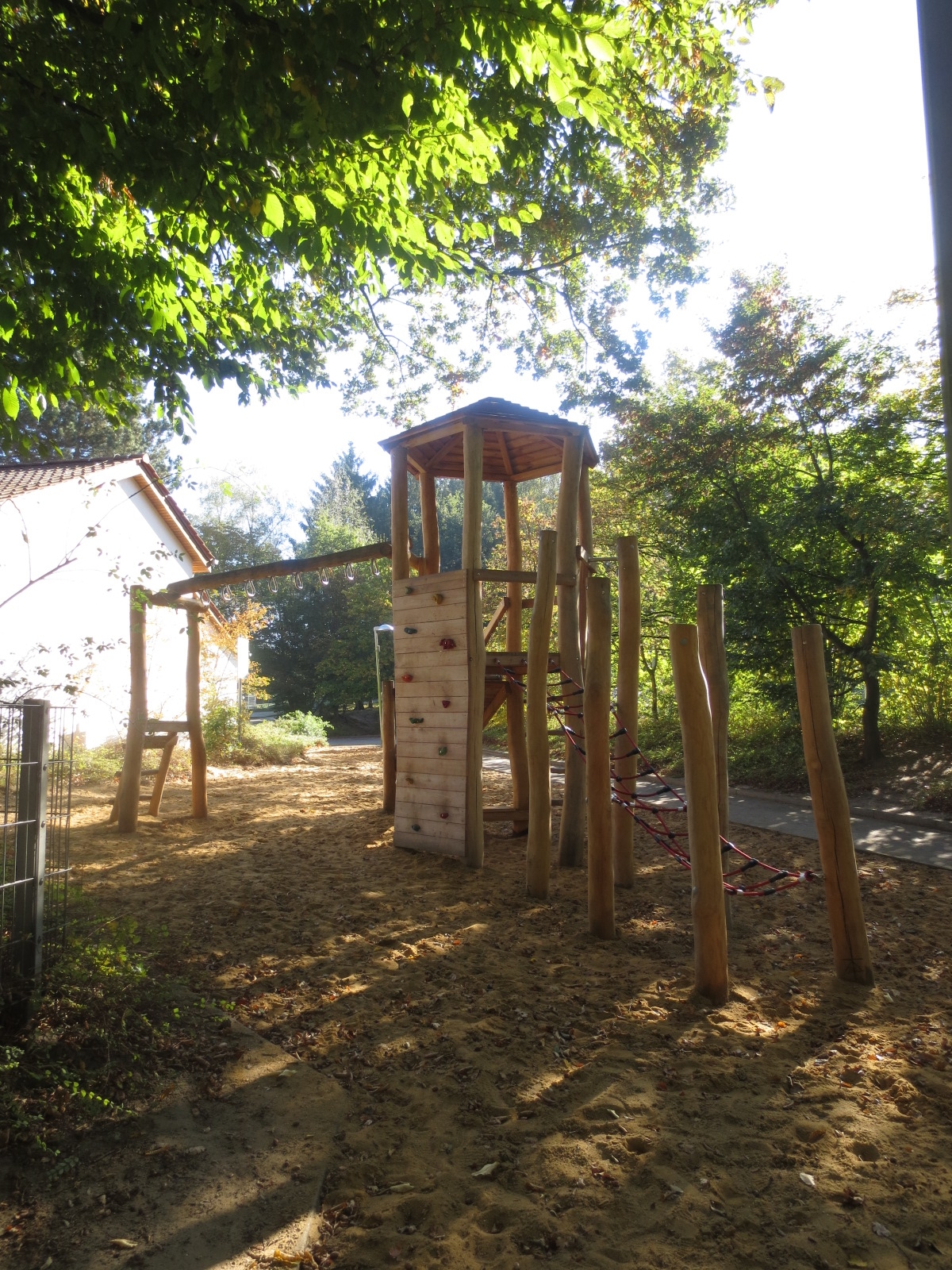 neues Spielgerät - Kletterwandseite
