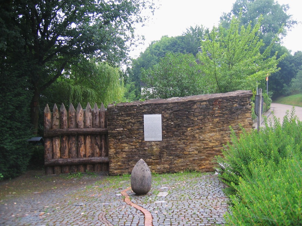 Limesmauer  mit Pflaster-Landkarte in Hüttlingen