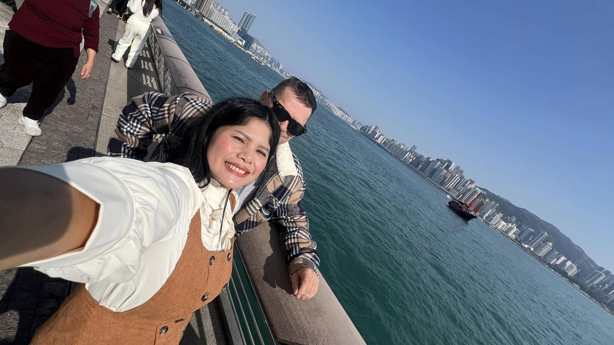 Hochzeitspaar an der Skyline von Hongkong