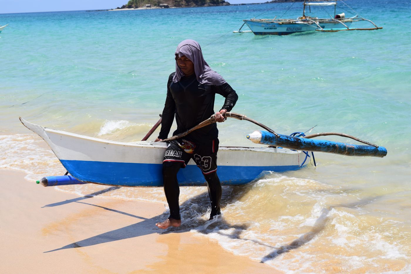 Fischer mit Boot am Napcan Beach