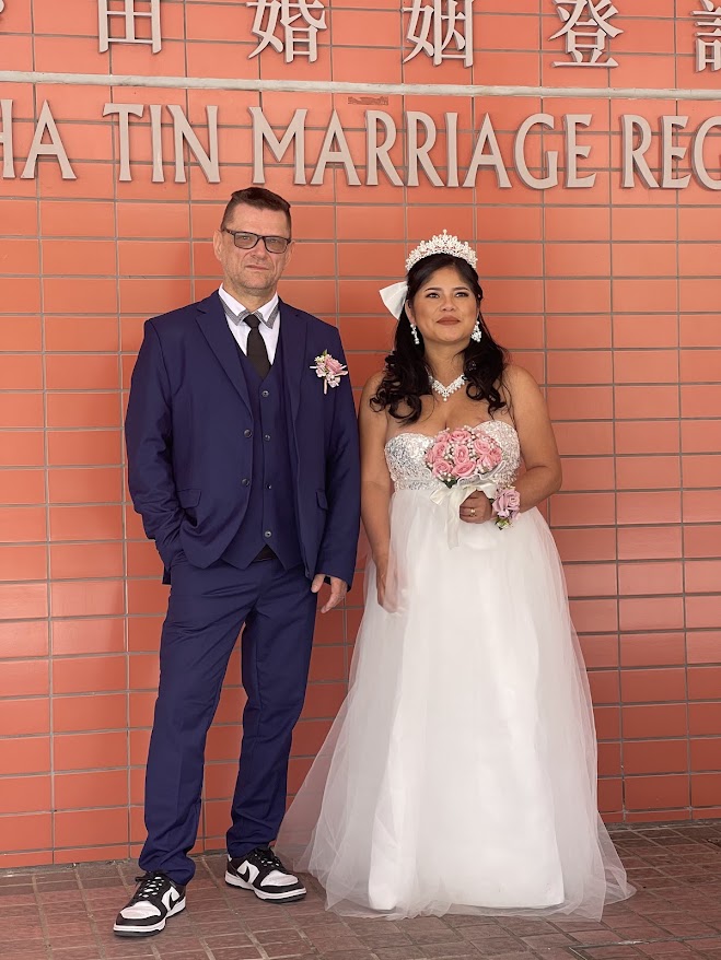 Hochzeitspaar vor dem Standesamt in Hongkong