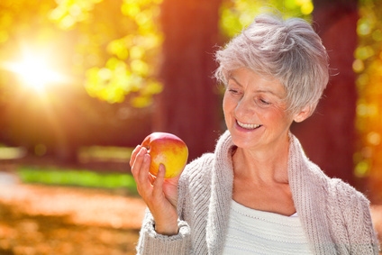 69573227 Reife Frau mit Apfel © drubig-photo