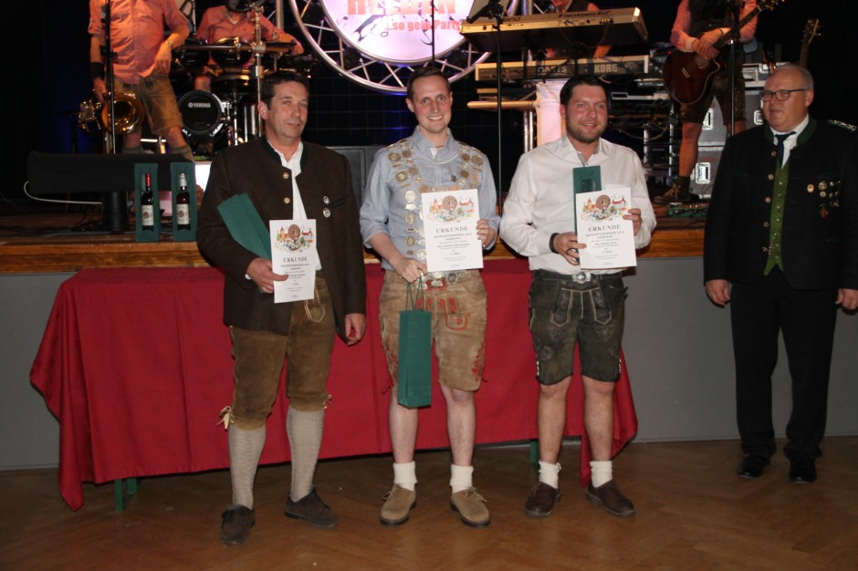 Die Krönung des Gauschützenkönigs 2019: Thomas Daferner wurder sehr guter zweiter mit einem 25,6 Teiler. Gaukönig wurde Andreas Brunninger von "Alpenrose" Grimolzhausen, dritter Stefan Zech, ebenfalls Grimolzhausen.