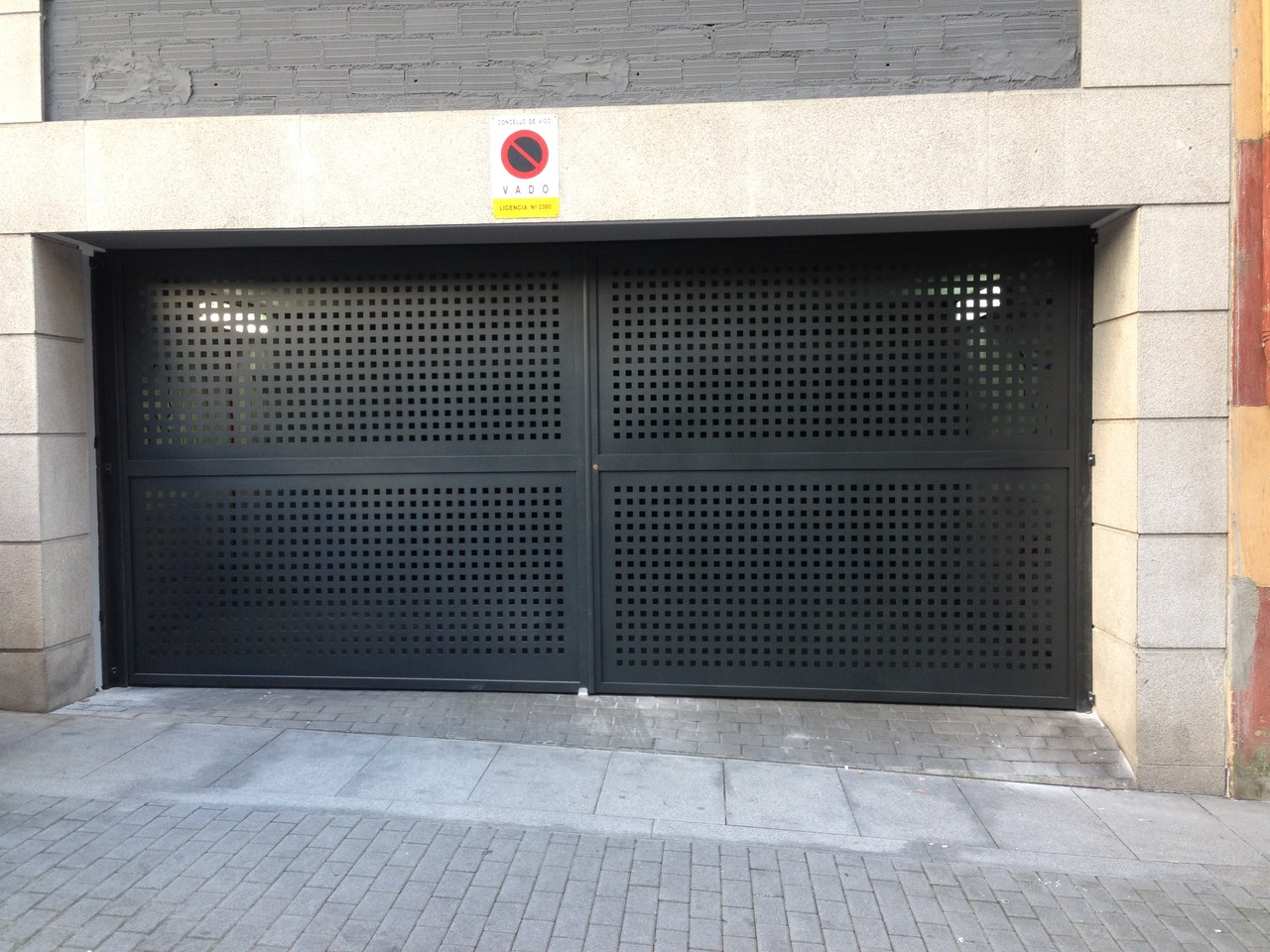 PUERTAS BATIENTE APERTURA LATERAL SIMPLES Y DOBLES - PORTALES LUIS