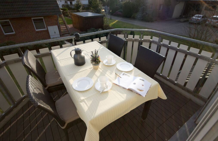 Die Sonne auf dem Balkon genießen