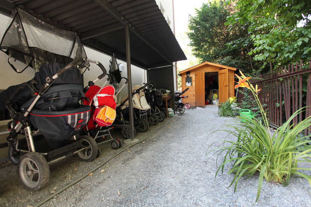 Kinderwagenunterstand hinter dem Haus