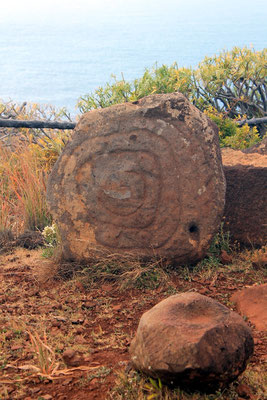 piedra con grabados rupestres en forma de espiral