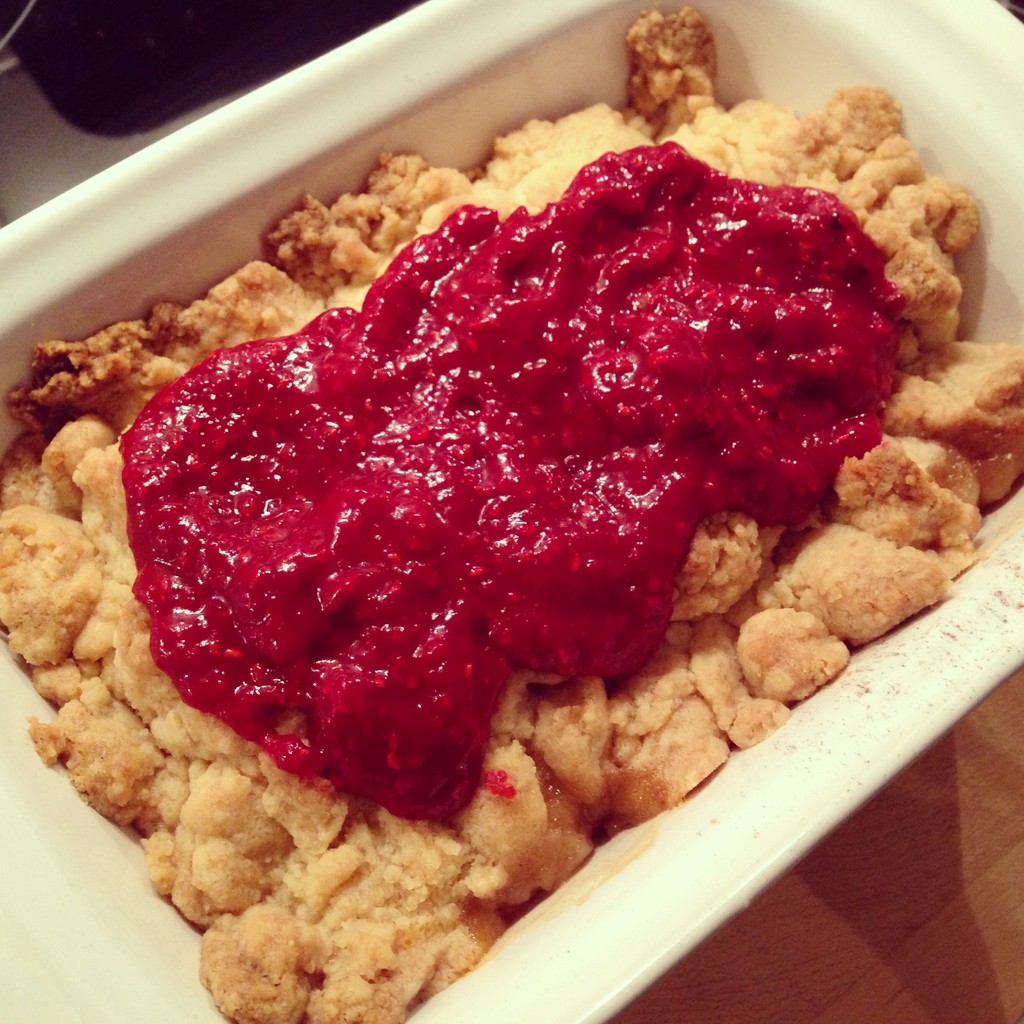 Apfel-Crumble mit scharfen Himbeeren - Der vegane Genussblog