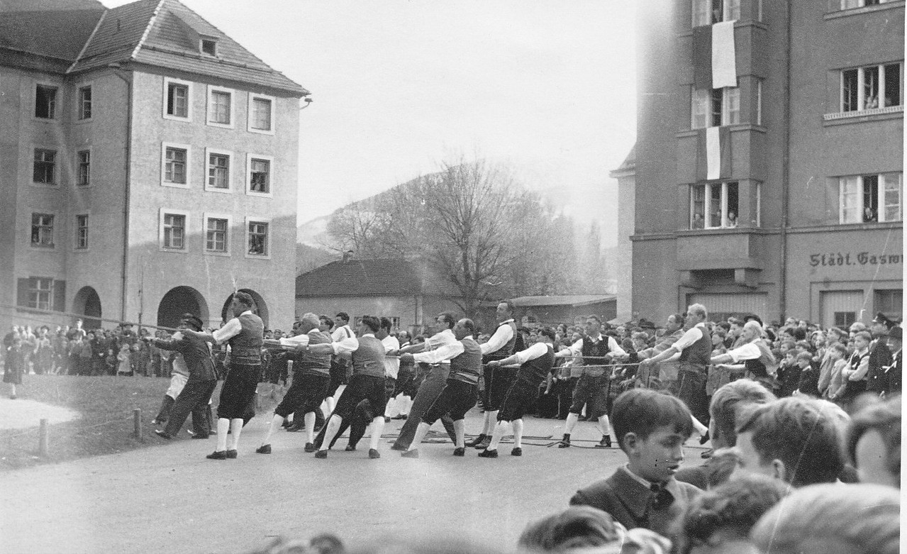 1954 Schützen ziehen die Glocken auf den Turm