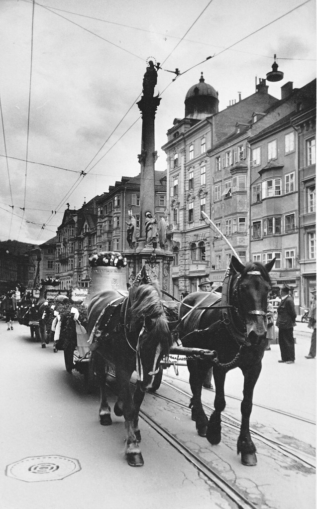 1954 Zug der Glocken durch die Maria-Theresien-Straße