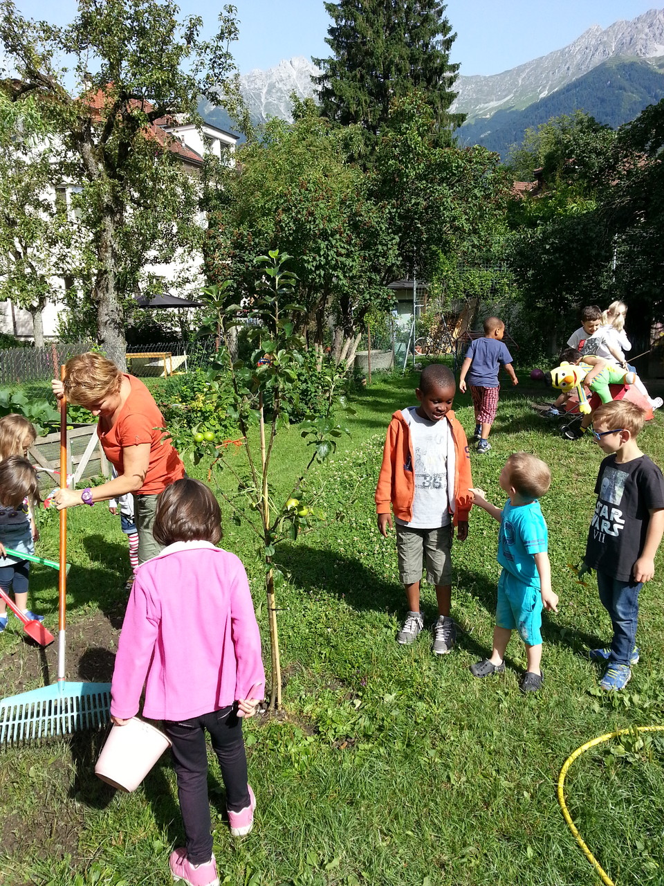 Apfelbaum pflanzen im Kindergarten - Pfarre Pradl