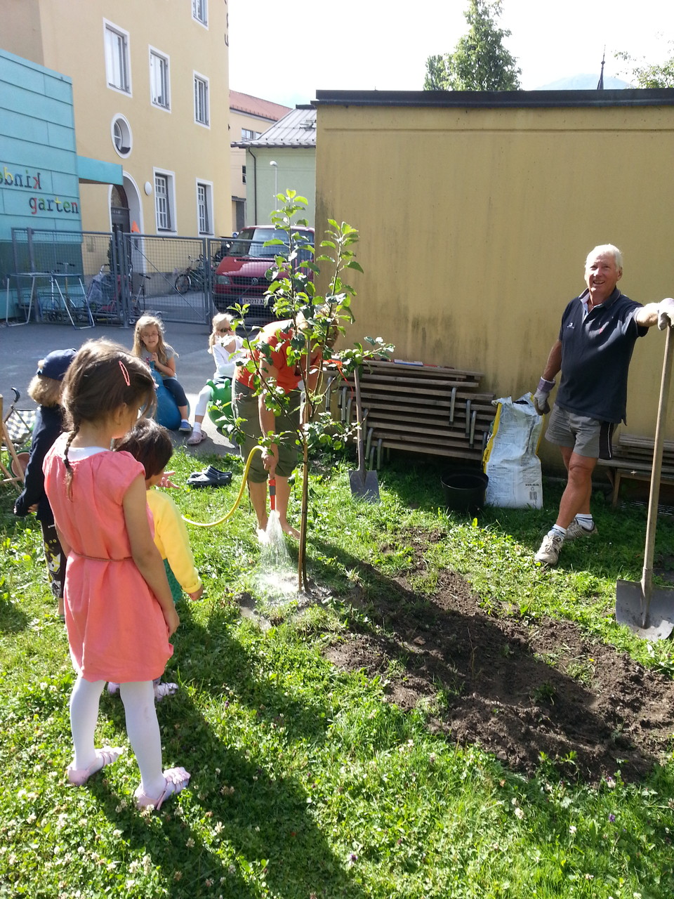 Apfelbaum pflanzen im Kindergarten - Pfarre Pradl