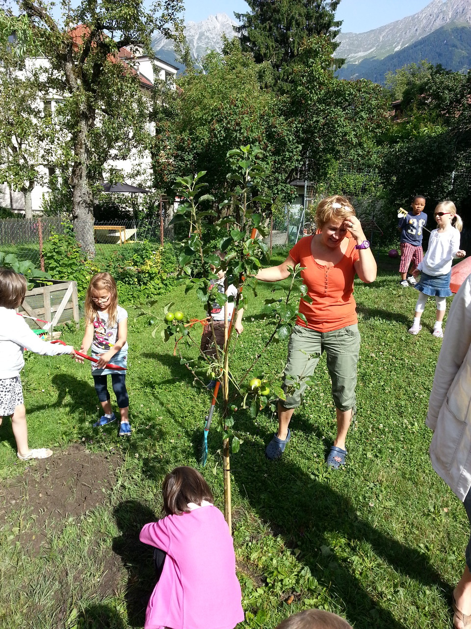 Apfelbaum pflanzen im Kindergarten - Pfarre Pradl