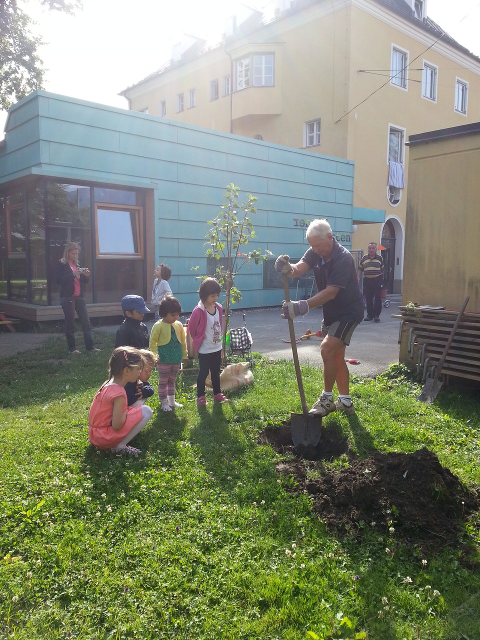 Apfelbaum pflanzen im Kindergarten - Pfarre Pradl