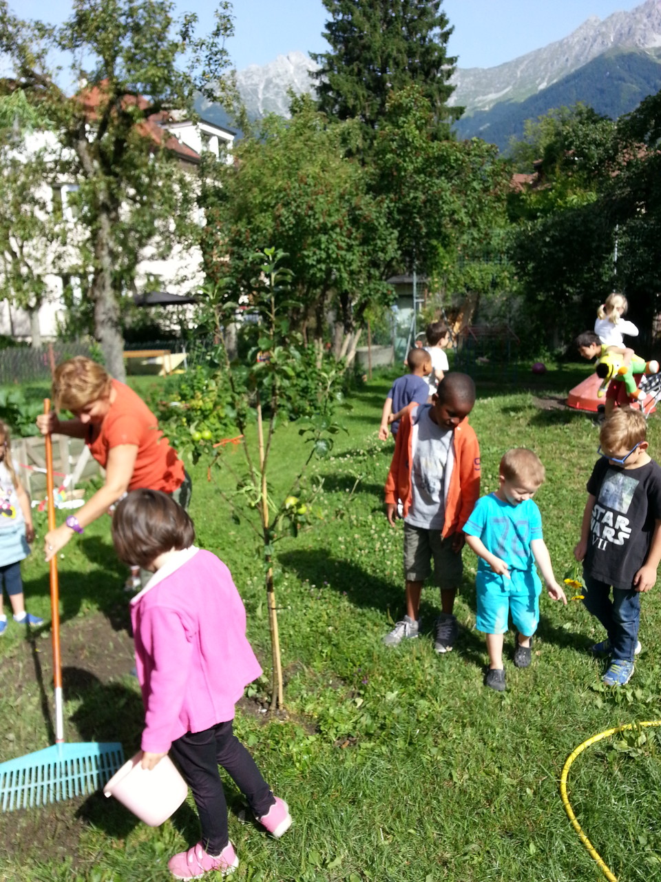 Apfelbaum pflanzen im Kindergarten - Pfarre Pradl