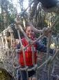 un enfant dans un pont suspendu en corde