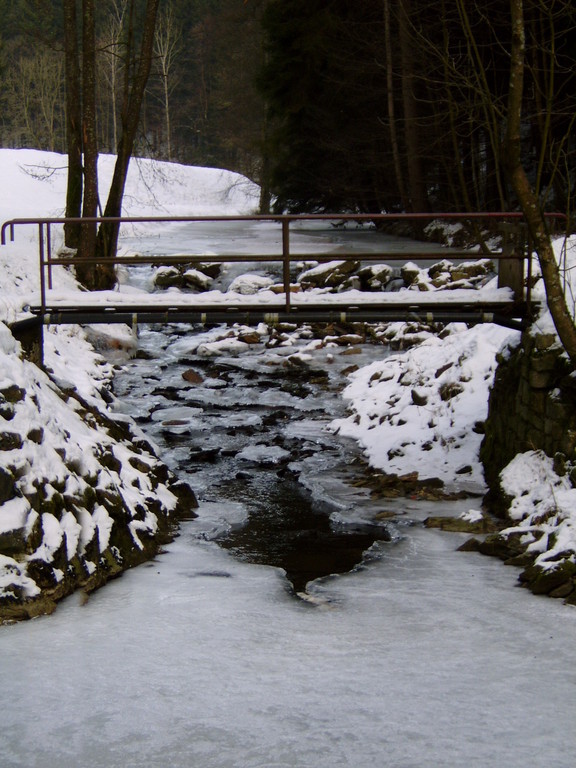 Fussgängerübergang zum See Fluss-aufwärts