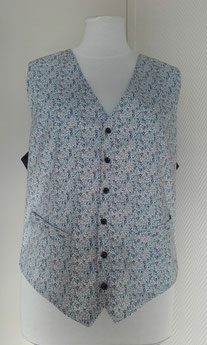 Ce petit gilet en liberty a été réalisé pour des papas de mariés à l'occasion d'une cérémonie laïque. Le dos en satin est habillé d'une petite martingale et le devant est paré de poches et petits boutons pour la touche originale.