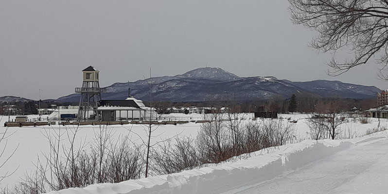 Une vue sur le Mont Orford enneigé depuis Magog